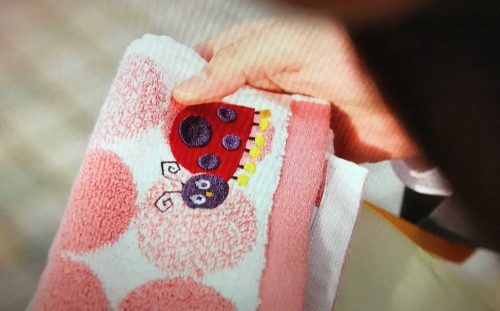 香帆が澪奈に贈ったハンカチ